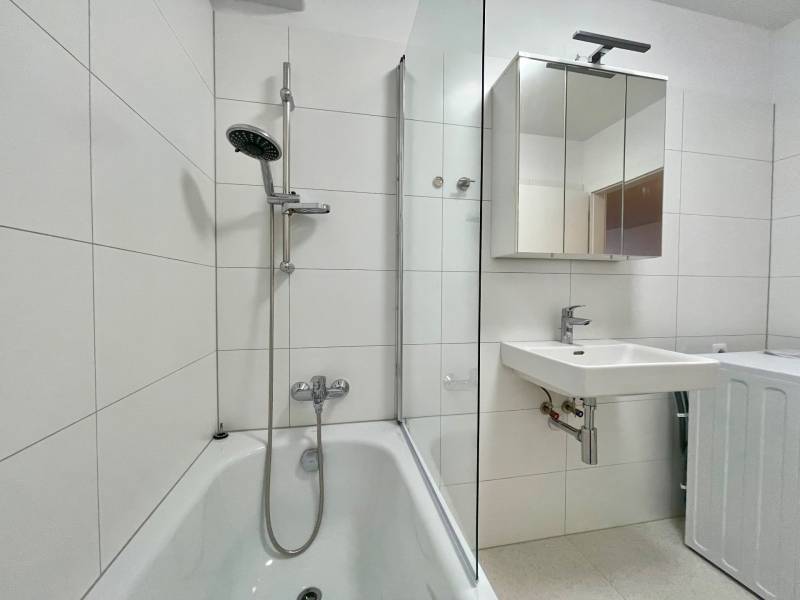 Babony-tre-raca-verdena-2-izbovy-byt-vrbenskeho-novostavba-loggia-zariadeny-vytah-klimatizacia-richard-pastucha-reality-kupelna-vana-sprchovy-set-sprcha-zrkadlo-ukyvadlo