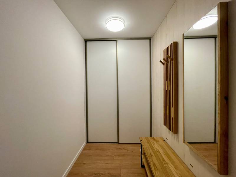 Babony-tre-raca-verdena-2-izbovy-byt-vrbenskeho-novostavba-loggia-zariadeny-vytah-klimatizacia-richard-pastucha-reality-chodba-zrkadlo-vstup