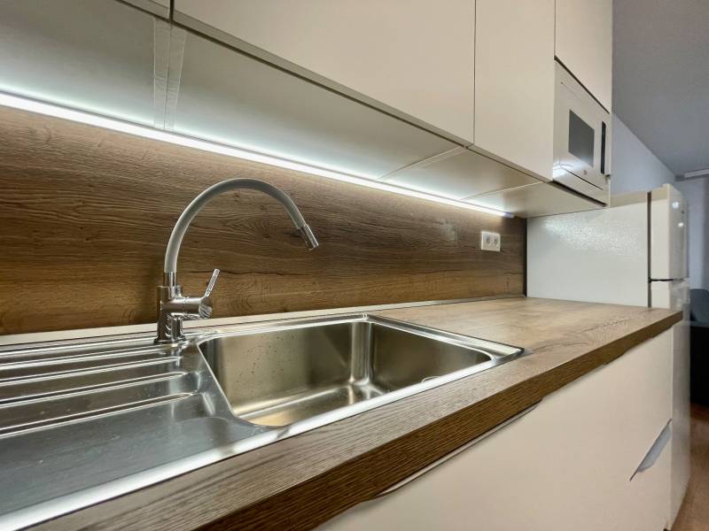 Babony-tre-raca-verdena-2-izbovy-byt-vrbenskeho-novostavba-loggia-zariadeny-vytah-klimatizacia-richard-pastucha-reality-kuchynsky-drez-svetlo