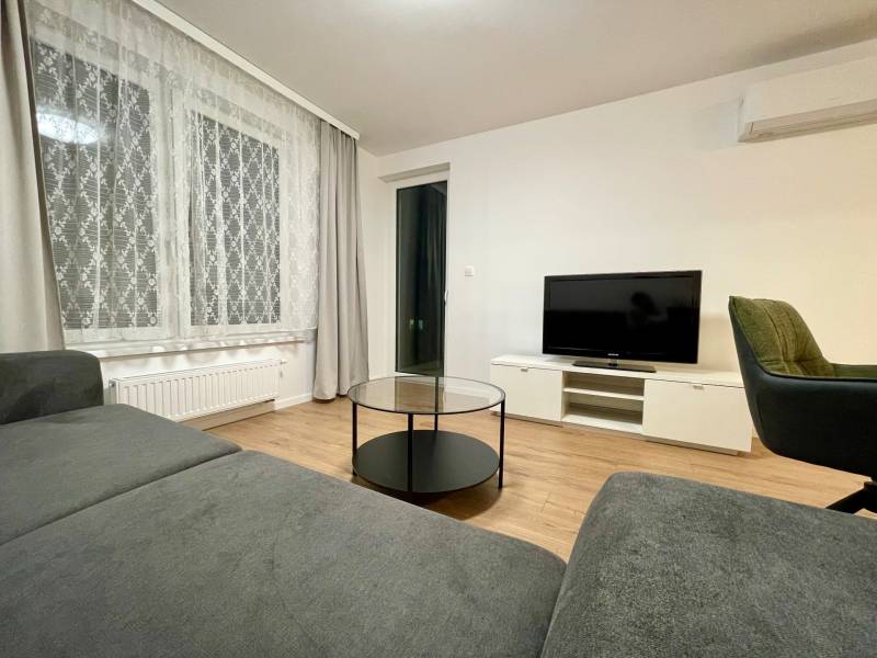 Babony-tre-raca-verdena-2-izbovy-byt-vrbenskeho-novostavba-loggia-zariadeny-vytah-klimatizacia-richard-pastucha-reality-obyvacka-tv-set-loggia