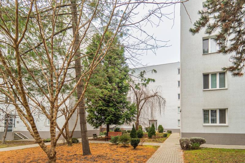 Bytový komplex v Bratislave - Jurajov dvor na Vajnorskej s upravenou záhradou.