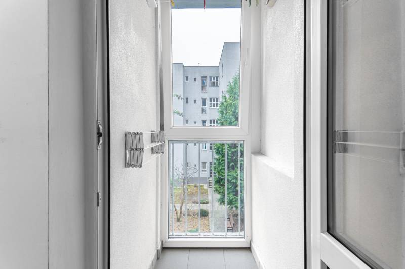 Úzky balkón so zábradlím a výhľadom na dvor. 2-izbový byt.