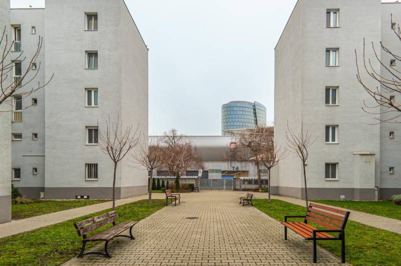 Dvor bytových domov na Vajnorskej v Bratislave - Jurajov dvor so zeleňou a lavičkami.