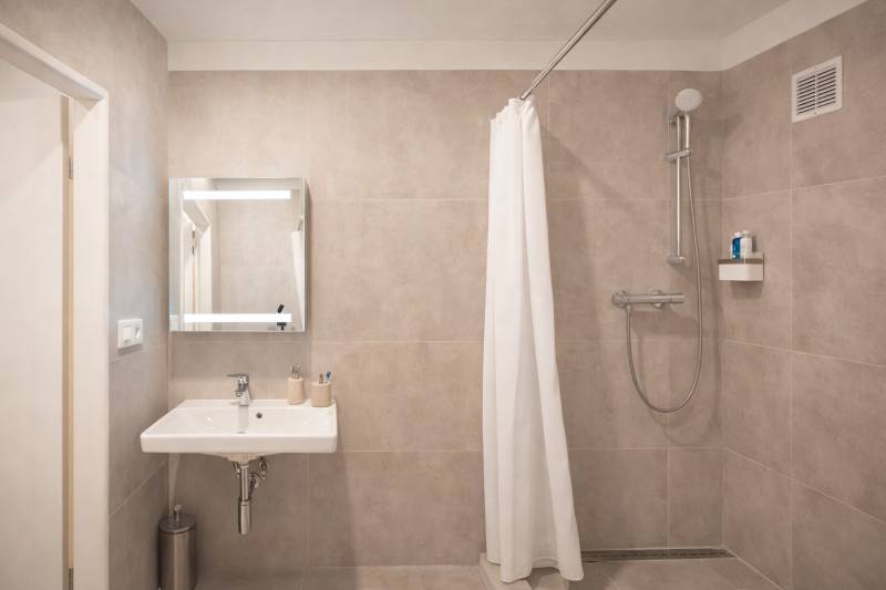 BabonyTRE_prenájom 1,5i bytu_kupelna so sprchovym kutom_Budysinska.jpeg