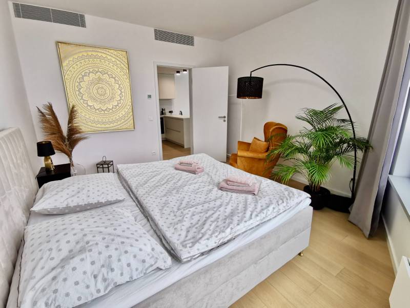 BabonyTRE_Prenájom_3izbovy byt_Sky park_spalna_kreslo.jpg