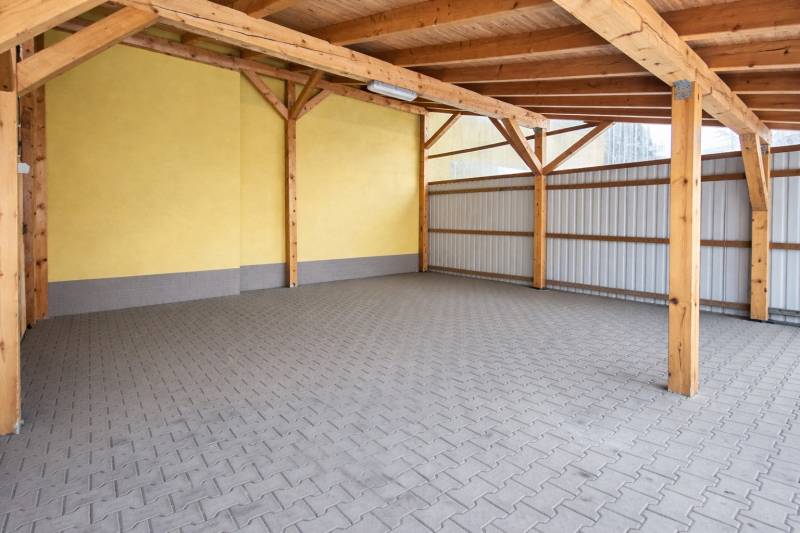 Krytý priestor sluziacia aj ako garaz.jpeg