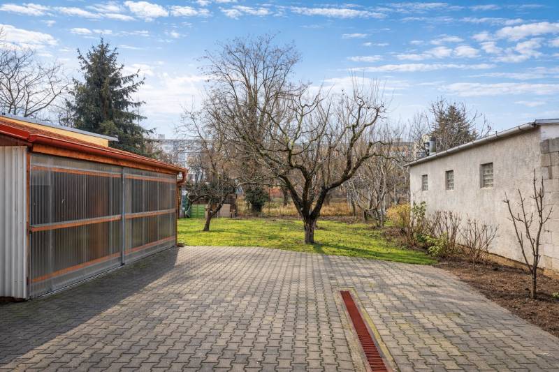 BabonyTRE_Prenájom 2izboveho bytu v rodinnom dome_Ruzinov_DVOR.jpeg