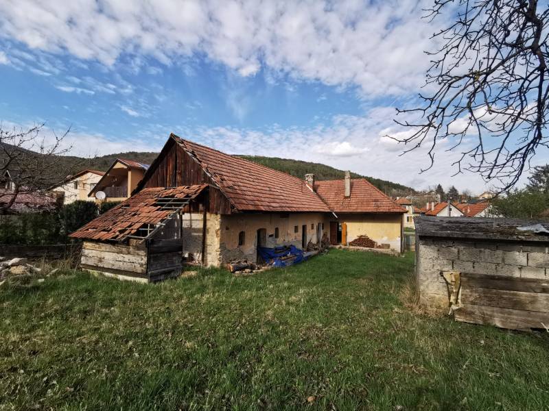 Predaj_velky pozemok s domom a garazou Nitrianske Sucany_okres Prievidza_20250405_160631.jpg