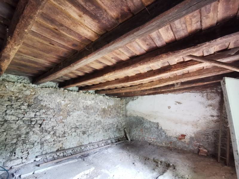 BabonyTRE-predaj velkeho pozemku s vidieckym domom_kamenna miestnost.jpeg