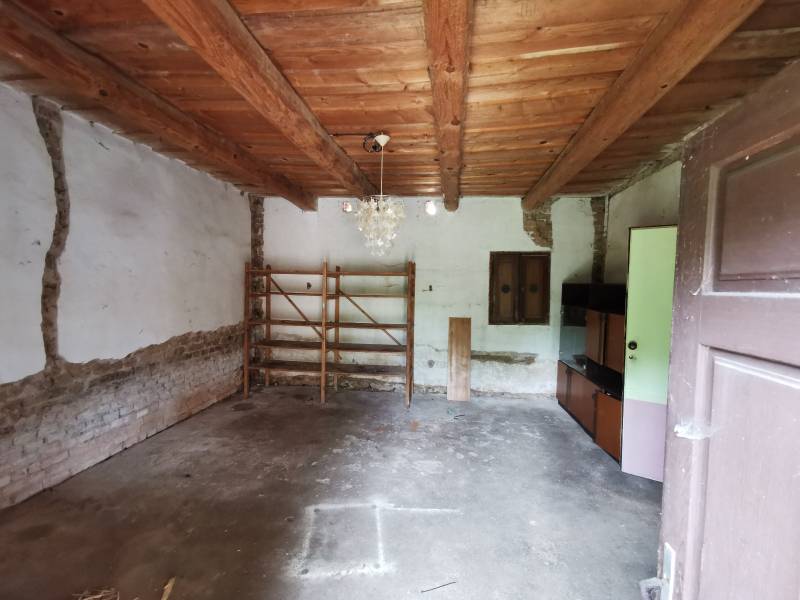 BabonyTRE_Predaj pozemok s domom Nitrianske Sucany_Preividza_miestnost4.jpeg