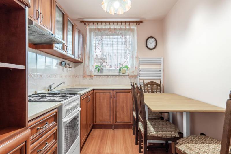 3-izbovy-byt-velky-meder-sidlisko-mateja-corvina-retro-ciastocna-rekonstrukcia-ciastocne-zariadeny-zatepleny-bytovy-dom-novy-vytah-pivnica-nepriechodne-izby-samostatna-kuchyna-babony-tre-richard-pastucha-reality-predaj