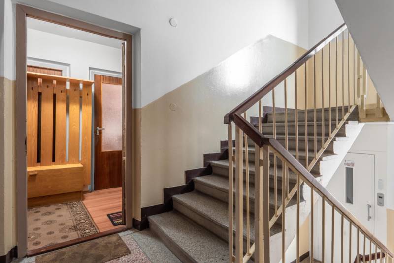 3-izbovy-byt-velky-meder-sidlisko-mateja-corvina-retro-ciastocna-rekonstrukcia-ciastocne-zariadeny-zatepleny-bytovy-dom-novy-vytah-pivnica-nepriechodne-izby-samostatna-kuchyna-babony-tre-richard-pastucha-reality-predaj