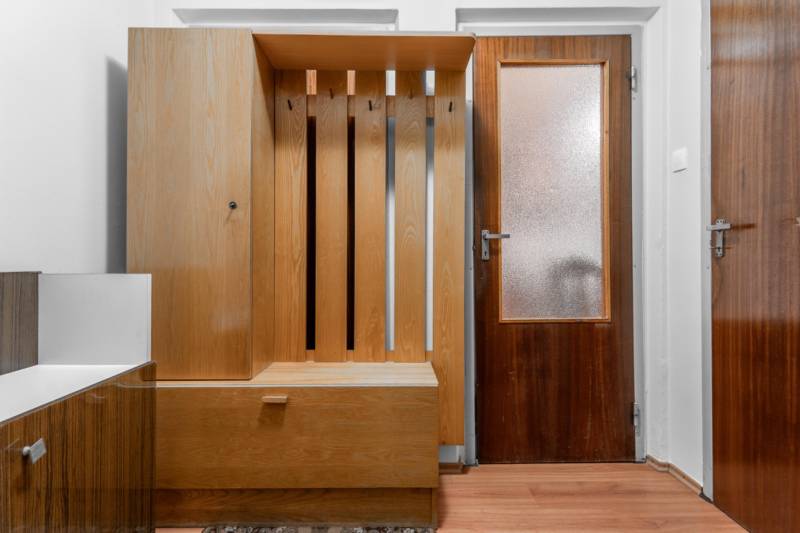 3-izbovy-byt-velky-meder-sidlisko-mateja-corvina-retro-ciastocna-rekonstrukcia-ciastocne-zariadeny-zatepleny-bytovy-dom-novy-vytah-pivnica-nepriechodne-izby-samostatna-kuchyna-babony-tre-richard-pastucha-reality-predaj