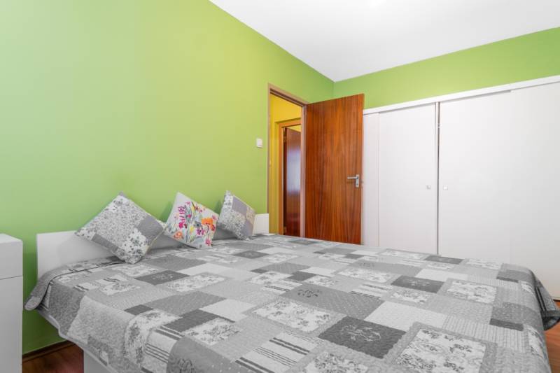 3-izbovy-byt-velky-meder-sidlisko-mateja-corvina-retro-ciastocna-rekonstrukcia-ciastocne-zariadeny-zatepleny-bytovy-dom-novy-vytah-pivnica-nepriechodne-izby-samostatna-kuchyna-babony-tre-richard-pastucha-reality-predaj