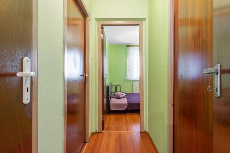 3-izbovy-byt-velky-meder-sidlisko-mateja-corvina-retro-ciastocna-rekonstrukcia-ciastocne-zariadeny-zatepleny-bytovy-dom-novy-vytah-pivnica-nepriechodne-izby-samostatna-kuchyna-babony-tre-richard-pastucha-reality-predaj