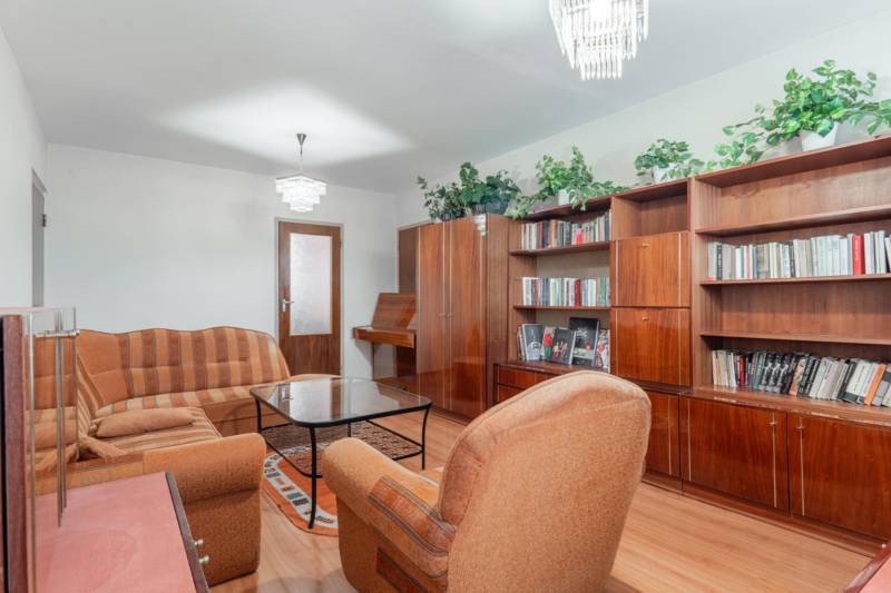 3-izbovy-byt-velky-meder-sidlisko-mateja-corvina-retro-ciastocna-rekonstrukcia-ciastocne-zariadeny-zatepleny-bytovy-dom-novy-vytah-pivnica-nepriechodne-izby-samostatna-kuchyna-babony-tre-richard-pastucha-reality-predaj