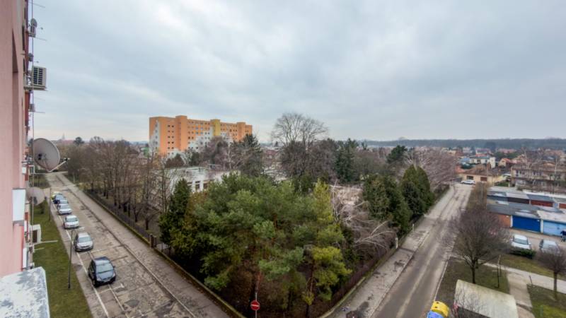 3-izbovy-byt-velky-meder-sidlisko-mateja-corvina-retro-ciastocna-rekonstrukcia-ciastocne-zariadeny-zatepleny-bytovy-dom-novy-vytah-pivnica-nepriechodne-izby-samostatna-kuchyna-babony-tre-richard-pastucha-reality-predaj