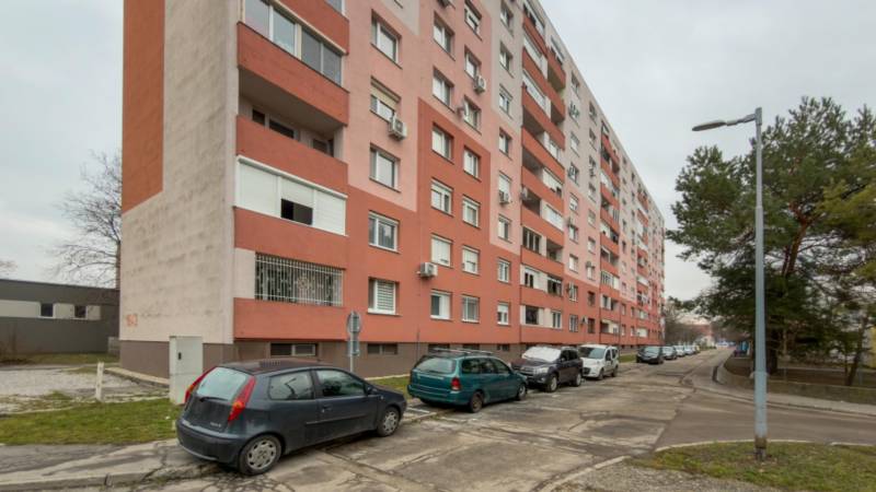 3-izbovy-byt-velky-meder-sidlisko-mateja-corvina-retro-ciastocna-rekonstrukcia-ciastocne-zariadeny-zatepleny-bytovy-dom-novy-vytah-pivnica-nepriechodne-izby-samostatna-kuchyna-babony-tre-richard-pastucha-reality-predaj