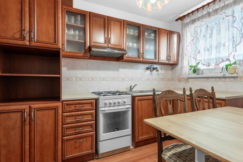 3-izbovy-byt-velky-meder-sidlisko-mateja-corvina-retro-ciastocna-rekonstrukcia-ciastocne-zariadeny-zatepleny-bytovy-dom-novy-vytah-pivnica-nepriechodne-izby-samostatna-kuchyna-babony-tre-richard-pastucha-reality-predaj