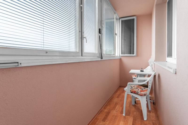 3-izbovy-byt-velky-meder-sidlisko-mateja-corvina-retro-ciastocna-rekonstrukcia-ciastocne-zariadeny-zatepleny-bytovy-dom-novy-vytah-pivnica-nepriechodne-izby-samostatna-kuchyna-babony-tre-richard-pastucha-reality-predaj