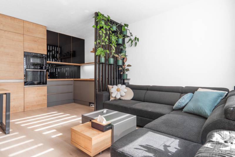 Babony-tre-richard-pastucha-reality-bratislava-dubravka-projekt-tammi-yit-novostavba-predaj-2-izbovy-byt-balkon-pivnicna-kobka-2-parkovacie-statie-spolocne-priestory-juhovychod-vytah-bezbarierove-kuchyna-spotrebice-obyvacka-stol-gauc