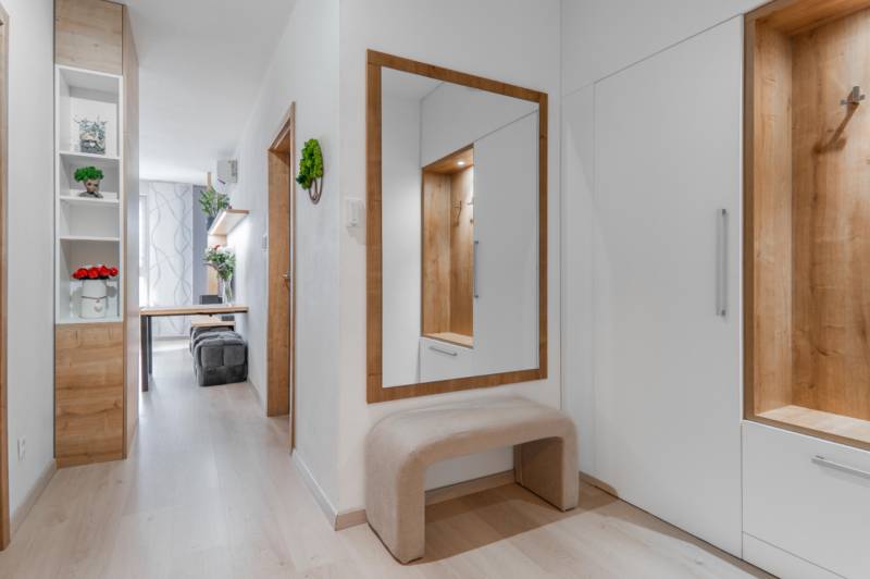 Babony-tre-richard-pastucha-reality-bratislava-dubravka-projekt-tammi-yit-novostavba-predaj-2-izbovy-byt-balkon-pivnicna-kobka-2-parkovacie-statie-spolocne-priestory-juhovychod-vytah-bezbarierove-chodba-vchodove-dvere-vratnik-satnik-hala