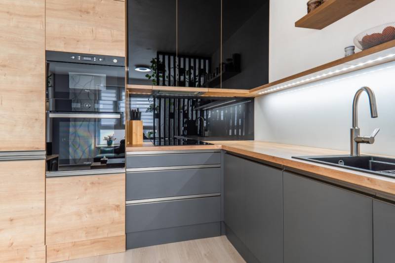 Babony-tre-richard-pastucha-reality-bratislava-dubravka-projekt-tammi-yit-novostavba-predaj-2-izbovy-byt-balkon-pivnicna-kobka-2-parkovacie-statie-spolocne-priestory-juhovychod-vytah-bezbarierove-kuchyna-spotrebice-obyvacka-stol-rura-sporak-digestor-drez