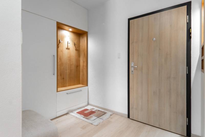 Babony-tre-richard-pastucha-reality-bratislava-dubravka-projekt-tammi-yit-novostavba-predaj-2-izbovy-byt-balkon-pivnicna-kobka-2-parkovacie-statie-spolocne-priestory-juhovychod-vytah-bezbarierove-chodba-vchodove-dvere-vratnik-satnik-hala