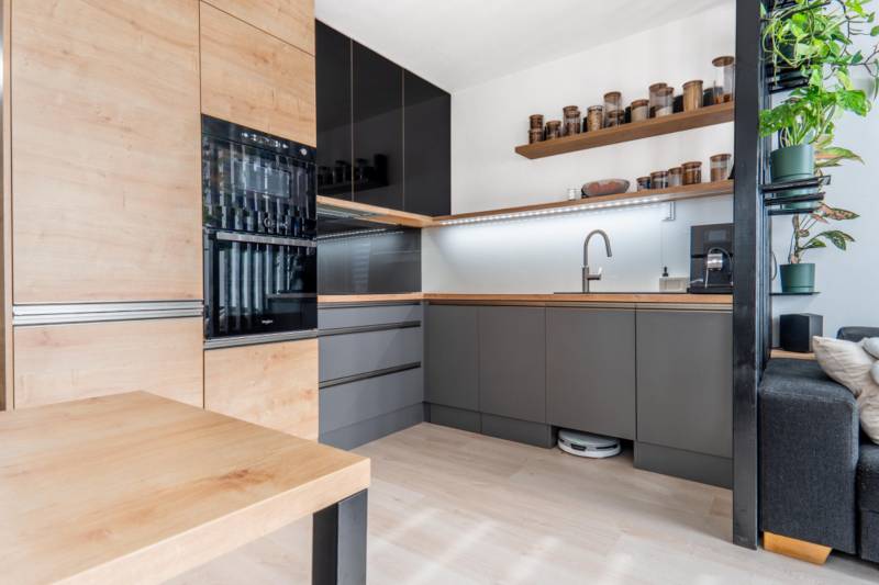 Babony-tre-richard-pastucha-reality-bratislava-dubravka-projekt-tammi-yit-novostavba-predaj-2-izbovy-byt-balkon-pivnicna-kobka-2-parkovacie-statie-spolocne-priestory-juhovychod-vytah-bezbarierove-kuchyna-spotrebice-obyvacka-stol-rura-sporak-digestor-drez