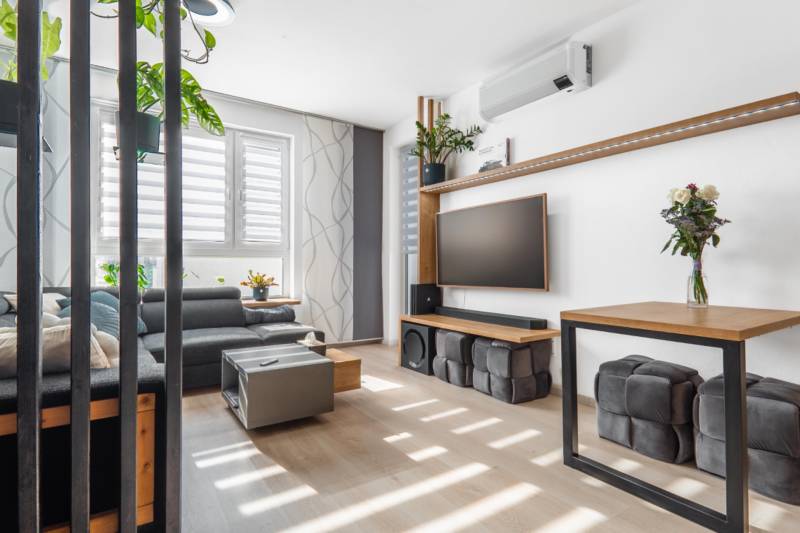 Babony-tre-richard-pastucha-reality-bratislava-dubravka-projekt-tammi-yit-novostavba-predaj-2-izbovy-byt-balkon-pivnicna-kobka-2-parkovacie-statie-spolocne-priestory-juhovychod-vytah-bezbarierove-kuchyna-spotrebice-obyvacka-stol-tv-stena