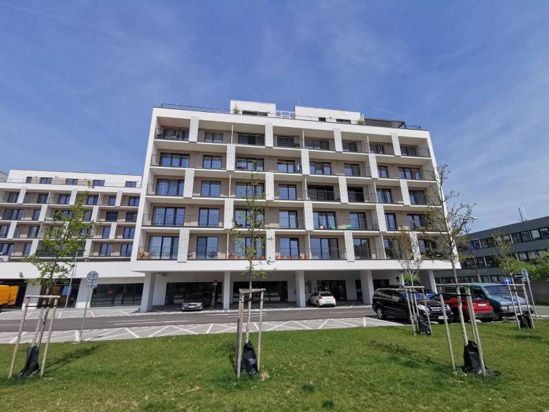 BabonyTRE_kratkodoby_prenajom_2_izbovy-novy_byt_plne-zariadeny_aj_postelnou_bieliznou_vybavením_kuchyne_kupelne_POHLAD_NA bYTOVY_DOMA KRYTE_PARKOVACIE MIESTA.jpg