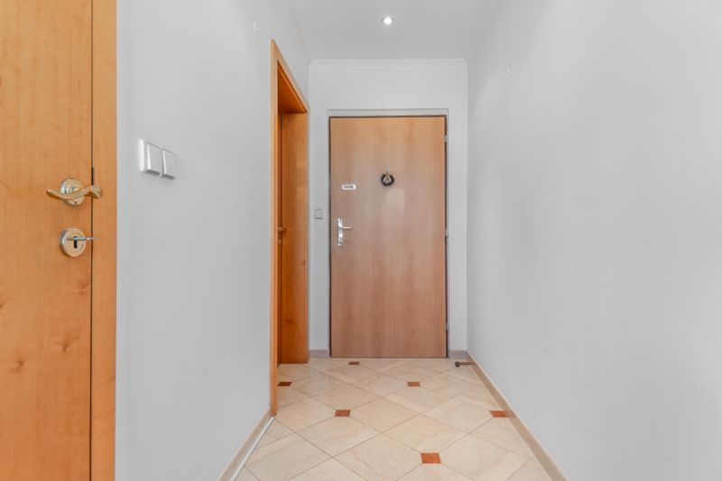 2-izbovy-byt-lamac-heyrovskeho-predaj-richard-pastucha-richardpastuchareality-2-room-apartment-predsien-hallway-sklad-vstupne-dvere.jpg