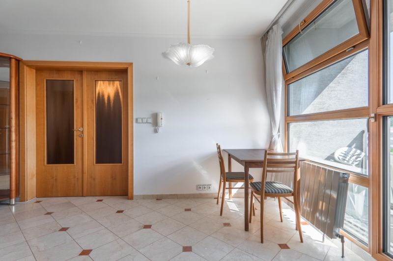 2-izbovy-byt-lamac-heyrovskeho-predaj-richard-pastucha-richardpastuchareality-2-room-apartment-kuchynsky-stol-jedalen-stolicky-dining-room-table-chairs.jpg
