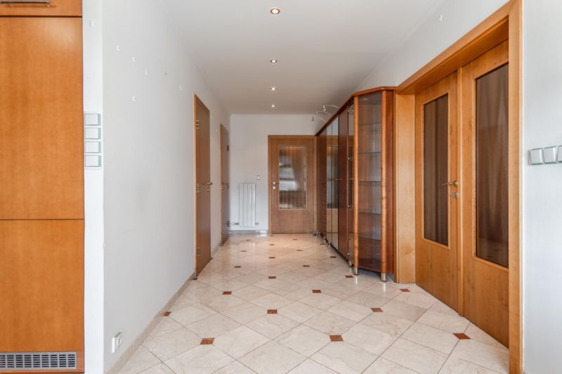2-izbovy-byt-lamac-heyrovskeho-predaj-richard-pastucha-richardpastuchareality-2-room-apartment-chodba-skrina-dlazba-hall.jpg