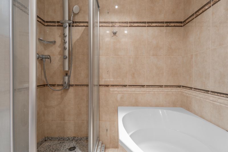 2-izbovy-byt-lamac-heyrovskeho-predaj-richard-pastucha-richardpastuchareality-2-room-apartment-vana-sprchovy-kut-umyvadlo-dlazba-obklady-bathroom-washbasink-bathtub-sprchova-hlavica.jpg