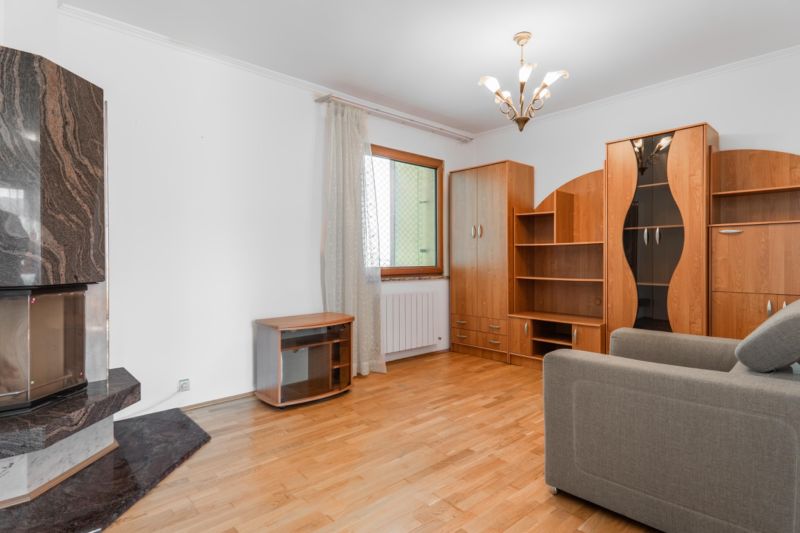 2-izbovy-byt-lamac-heyrovskeho-predaj-richard-pastucha-richardpastuchareality-2-room-apartment-vchod-dvoj-dvere-obyvacka-livingroom-old-school-skrina-nabytok-furniture-krb-fire-pit.jpg