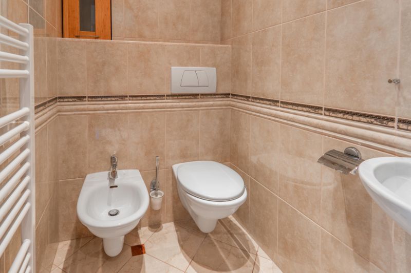 2-izbovy-byt-lamac-heyrovskeho-predaj-richard-pastucha-richardpastuchareality-2-room-apartment-toilette-wc-zachod-bidet-dlazba-obklad.jpg