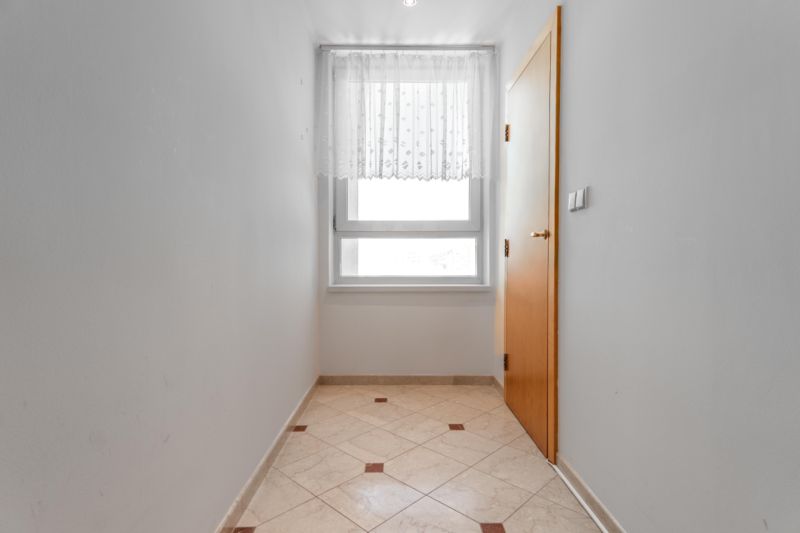 2-izbovy-byt-lamac-heyrovskeho-predaj-richard-pastucha-richardpastuchareality-2-room-apartment-predsien-hallway-sklad.jpg