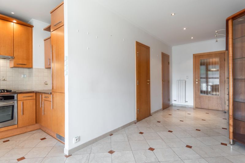 2-izbovy-byt-lamac-heyrovskeho-predaj-richard-pastucha-richardpastuchareality-2-room-apartment-chodba-skrina-dlazba-hall-stena-dvere-wc-kupelna-bathroom-toilette.jpg