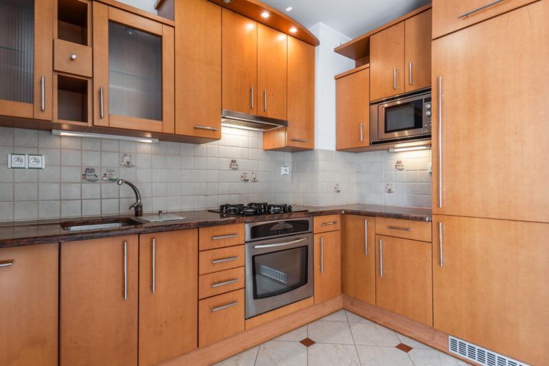 2-izbovy-byt-lamac-heyrovskeho-predaj-richard-pastucha-richardpastuchareality-2-room-apartment-kuchyna-spotrebic-digestor-kuchynska-linka-drez-kitchen-skrinky.jpg