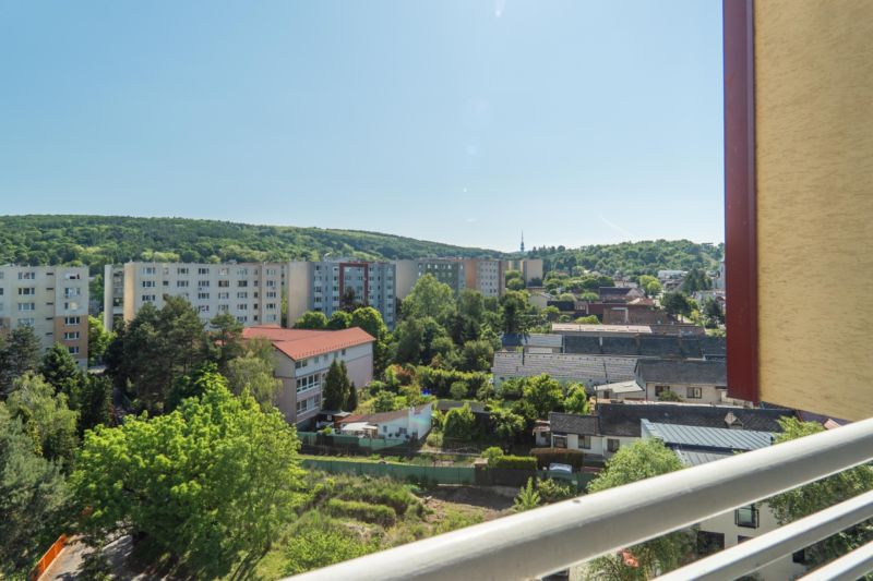 2-izbovy-byt-lamac-heyrovskeho-predaj-richard-pastucha-richardpastuchareality-2-room-apartment-loggia-balkon-balcony-vyhlad-vychod-zelen-stromy.jpg