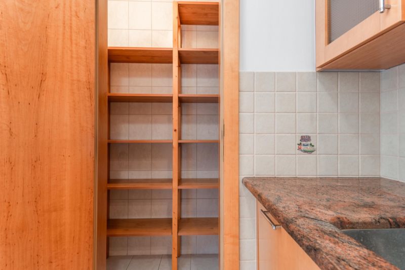 2-izbovy-byt-lamac-heyrovskeho-predaj-richard-pastucha-richardpastuchareality-2-room-apartment-kuchyna-spotrebic-digestor-kuchynska-linka-drez-kitchen-spajza-closet.jpg