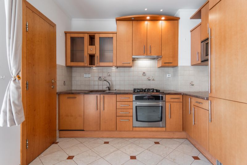 2-izbovy-byt-lamac-heyrovskeho-predaj-richard-pastucha-richardpastuchareality-2-room-apartment-kuchyna-spotrebic-digestor-kuchynska-linka-drez-kitchen.jpg