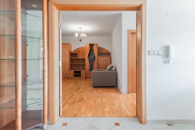 2-izbovy-byt-lamac-heyrovskeho-predaj-richard-pastucha-richardpastuchareality-2-room-apartment-vchod-dvoj-dvere-obyvacka-livingroom-old-school.jpg