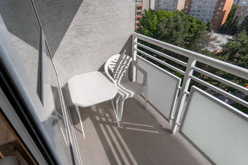 2-izbovy-byt-lamac-heyrovskeho-predaj-richard-pastucha-richardpastuchareality-2-room-apartment-loggia-balkon-balcony-vyhlad-vychod-sedenie.jpg