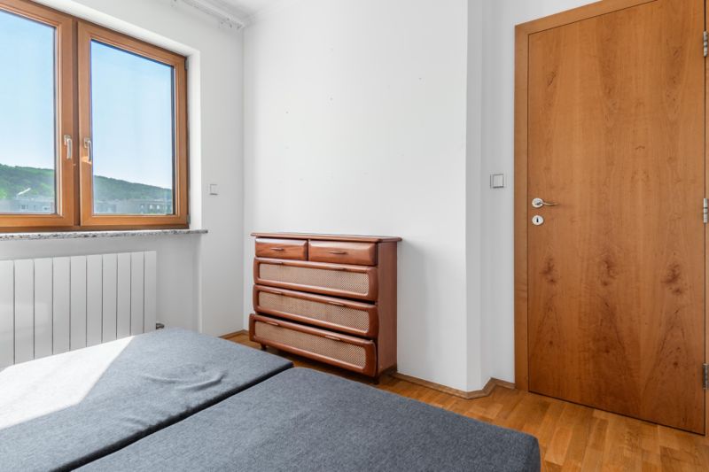 2-izbovy-byt-lamac-heyrovskeho-predaj-richard-pastucha-richardpastuchareality-2-room-apartment-spalna-elektrice-zaluzie-rolety-nabytok-furniture-orientacia-vychod.jpg