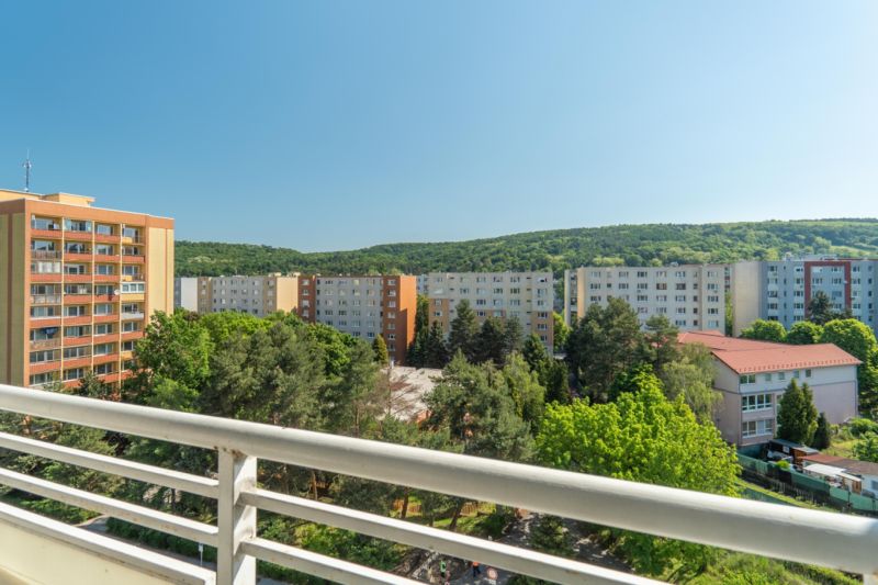2-izbovy-byt-lamac-heyrovskeho-predaj-richard-pastucha-richardpastuchareality-2-room-apartment-loggia-balkon-balcony-vyhlad-vychod.jpg