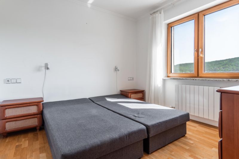 2-izbovy-byt-lamac-heyrovskeho-predaj-richard-pastucha-richardpastuchareality-2-room-apartment-spalna-elektrice-zaluzie-rolety-nabytok-furniture.jpg