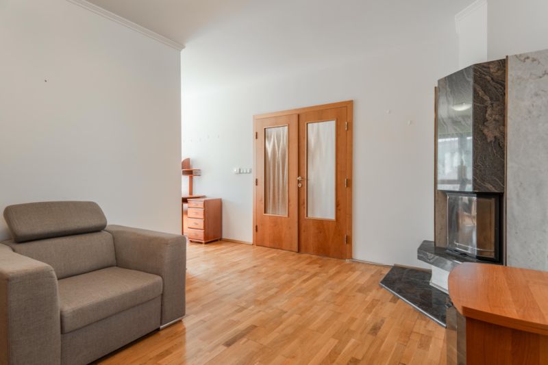 2-izbovy-byt-lamac-heyrovskeho-predaj-richard-pastucha-richardpastuchareality-2-room-apartment-vchod-dvoj-dvere-obyvacka-livingroom-old-school-skrina-nabytok-furniture-krb-fire-pit-sedacka-gauc.jpg