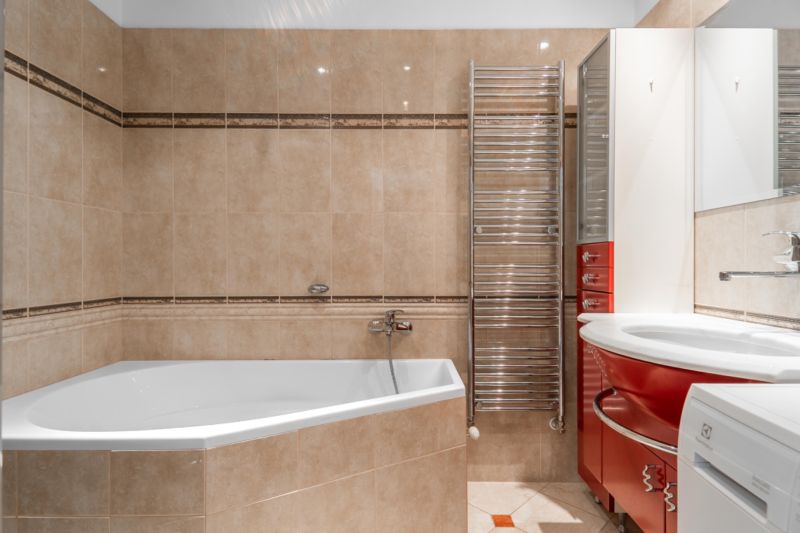 2-izbovy-byt-lamac-heyrovskeho-predaj-richard-pastucha-richardpastuchareality-2-room-apartment-vana-sprchovy-kut-umyvadlo-dlazba-obklady-bathroom-washbasink-bathtub.jpg